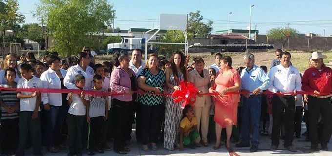 Entrega Crystal Tovar recursos a escuelas para infraestructura