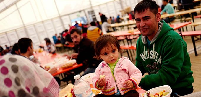 Prevé Alemania arribo de 800 mil refugiados al país en 2016