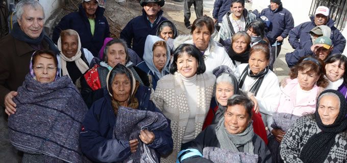 Entrega Lilia Merodio chamarras a chihuahuenses