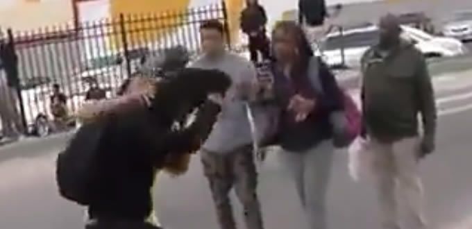 VIDEO: Mujer se lleva a su hijo tras manifestarse vs policías