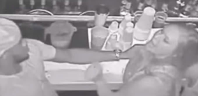 VIDEO: Graban a jugador golpeando a una mujer