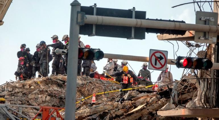 Van 10 muertos por derrumbe en Miami