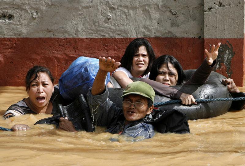 Tifon deja 16 muertos en Filipinas