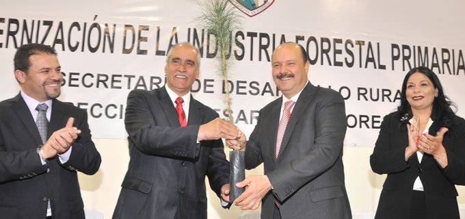 Entregó Duarte apoyos al Sector Forestal en Parral