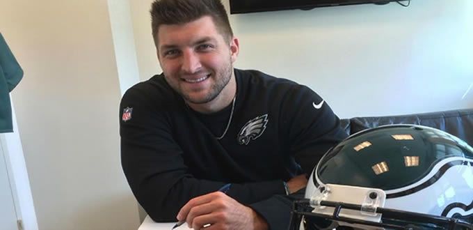 Firma Tebow contrato con las Águilas de Filadelfia