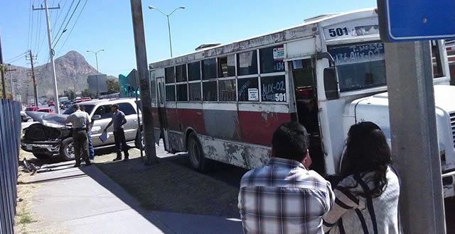 Por viajar a exceso de velocidad; joven se impacta contra urbano