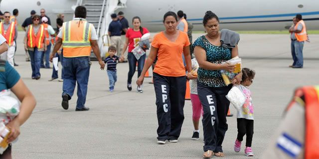 Realiza EU primer vuelo de deportación de niños a Honduras