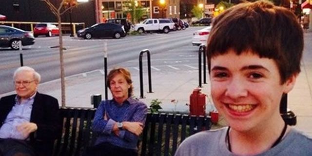 Adolescente se toma selfie con Paul McCartney