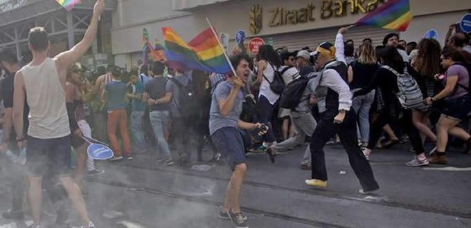 Policía turca reprime marcha del orgullo gay en Estambul