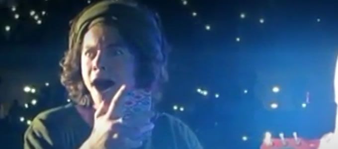 Harry Styles, de One Direction, contesta el celular de una fan