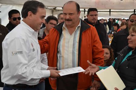 Entregan Duarte y Garfio reconocimiento a empresarios