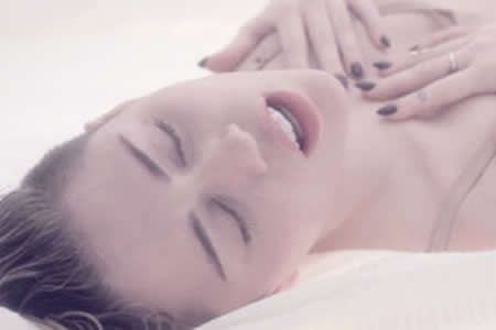 Cierra Miley Cyrus el año con videoclip candente