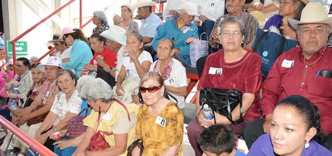 Llevan a mil 300 personas con discapacidad y adultos mayores a la Feria Santa Rita