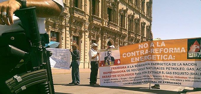 Cierran exbraceros la avenida Aldama; exigen pago