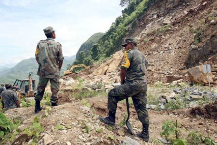 Se desgaja ladera sobre casas en Guachochi