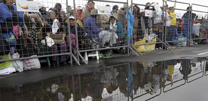 Esperan miles de fieles la visita del Papa en Quito