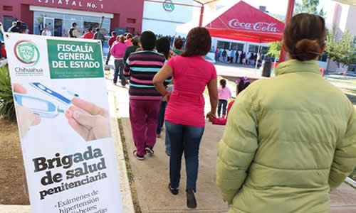 Aplican exámenes gratis de hipertensión y diabetes  a familias de internos