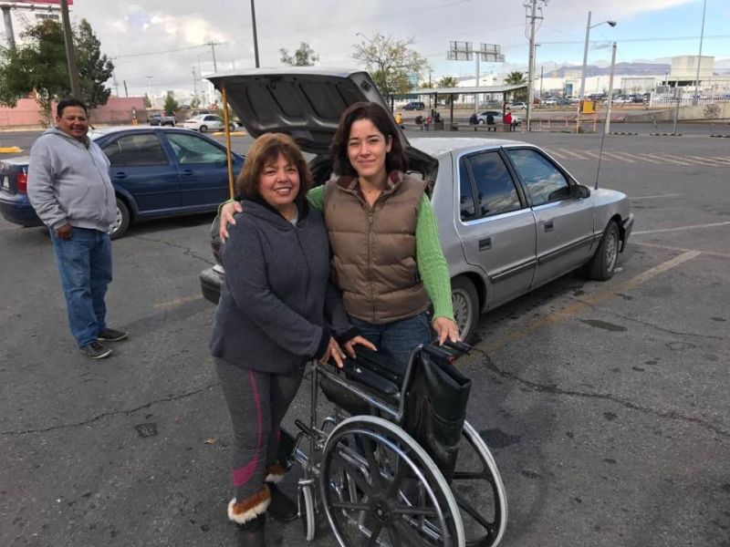 Entrega Nadia Siqueiros silla de ruedas a adulto mayor