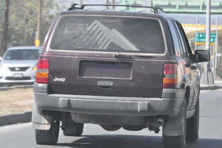 Llama FGE a no circular en autos sin placas