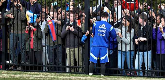 Asisten miles para ver entrenar a Messi