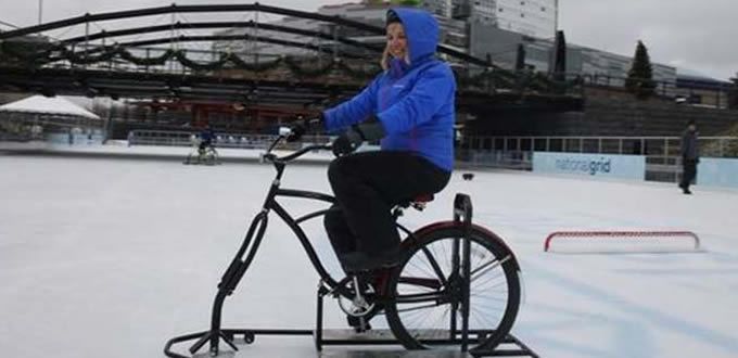 VIDEO: Mujer patina sobre hielo en su bicicleta 