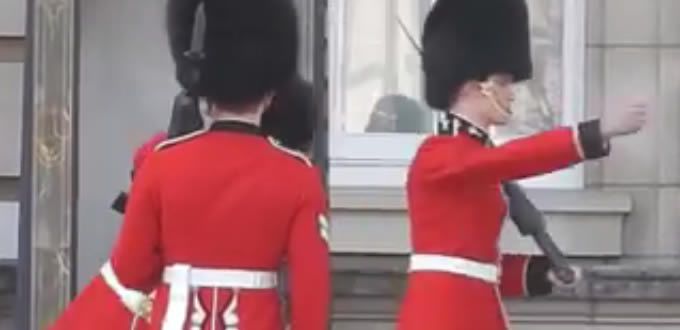 VIDEO:Vea como un guaría del Palacio de Buckingham se desploma