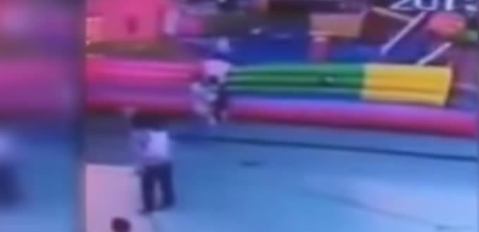 VIDEO: Muere niña al volarse castillo inflable en el que jugaba