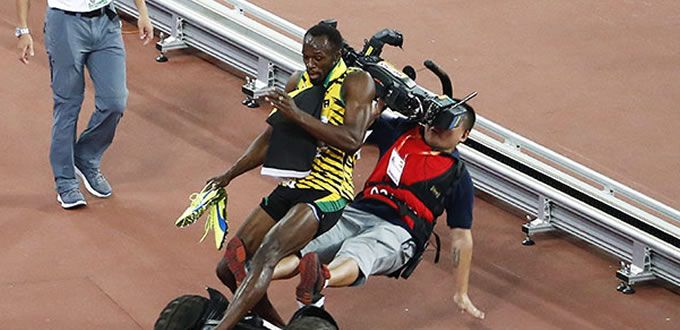 VIDEO: Camarógrafo atropella a Usait Bolt 