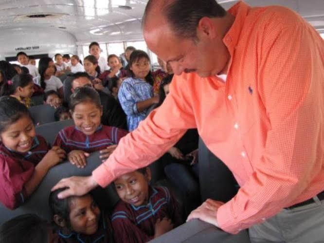 Mil 200 alumnos serranos visitan la Capital por invitación del Gobernador