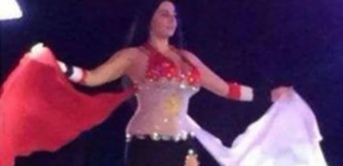 Condenan a bailarina por usar vestido inspirado en bandera egipcia