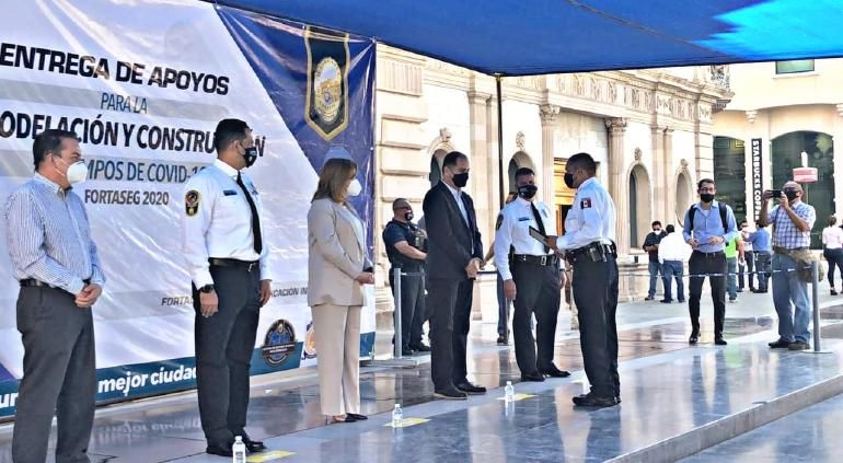 Entrega Maru recursos a policías para mejorar y adquirir sus viviendas