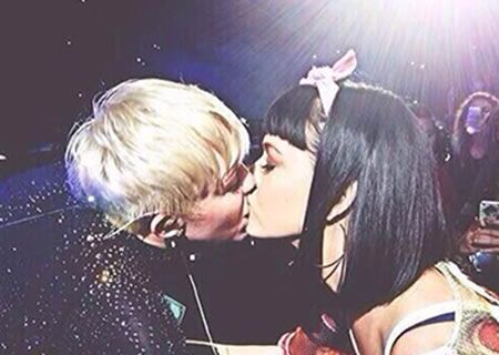 Se besan Miley Cirus y Katy Perry