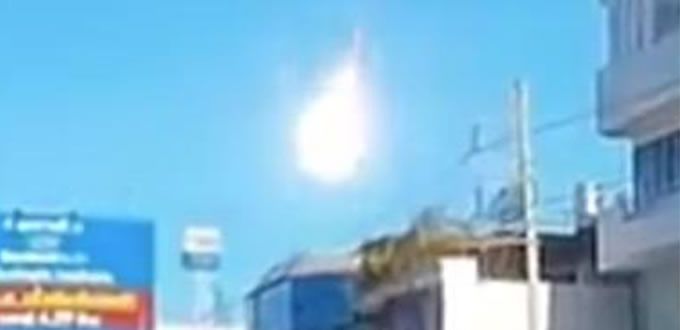 VIDEO: Captan caída de meteorito en Bangkok