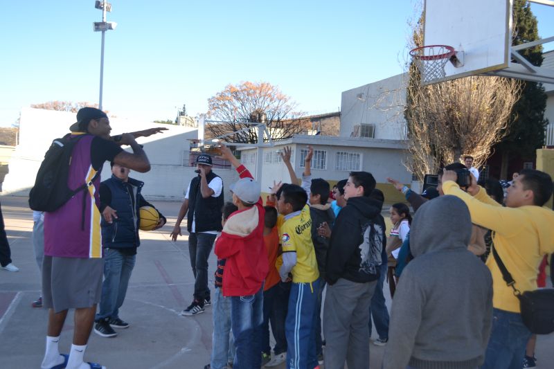 Conviven Dorados con niños de Centro Comunitario San Jorge