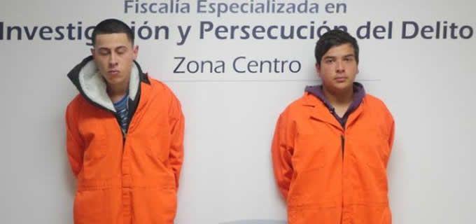 Detienen agentes antinarcóticos a dos con marihuana