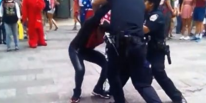 Detienen a Spiderman tras pelear con policía en Times Square