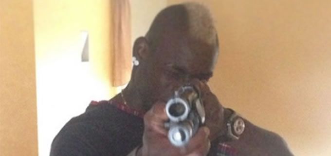 Causa Balotelli polémica con arma en mano