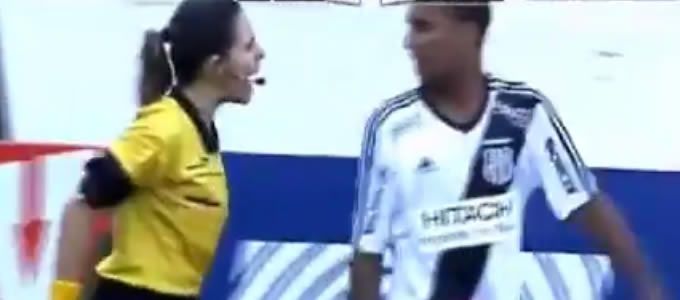 VIDEO: Abanderada regaña a jugador en Brasil 