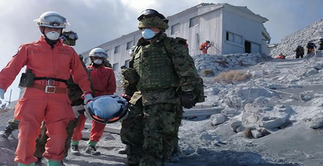 Hallan cuatro cadáveres más en volcán japonés; suman 51 muertos