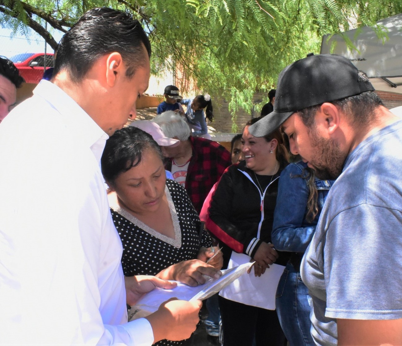 Lleva Alcalde servicios del programa "Presidente en Movimiento"