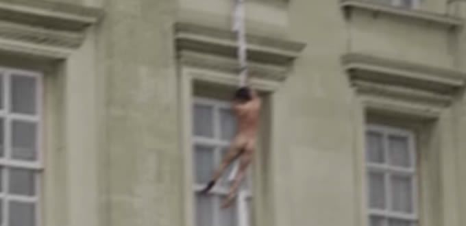 VIDEO: Hombre desnudo escapa del Palacio de Buckingham