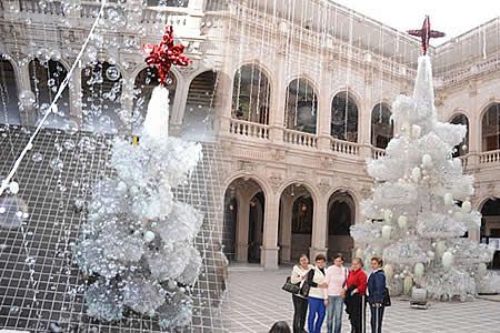 Colocan en Palacio de Gobierno árbol navideño de botellas plásticas