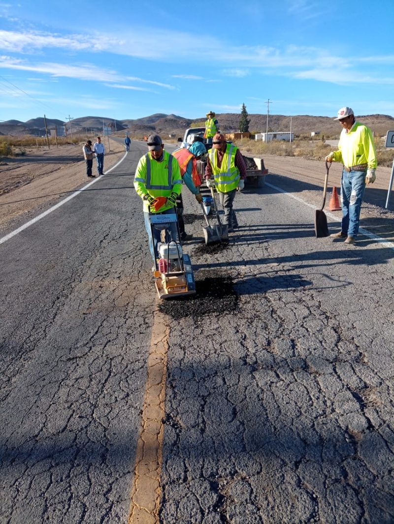 Realiza Alcaldía de Coyame bacheo de carretera federal 