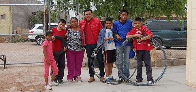 Entrega Pedro Domínguez material de construcción a Casa Hogar