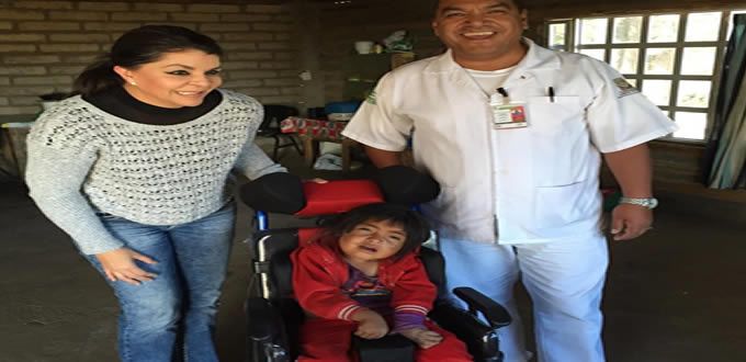 Entrega Mayra Díaz, sillas de ruedas e instrumentos musicales en la Sierra Tarahumara