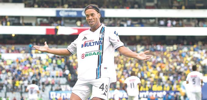 Doblete de Ronaldinho da victoria al Querétaro 