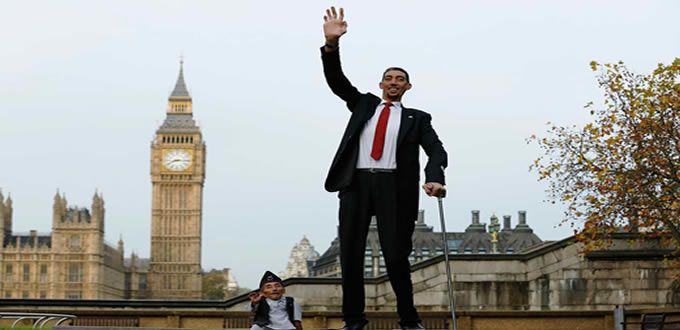 Encuentro de altura; el hombre más alto y el más bajo del mundo juntos en Londres