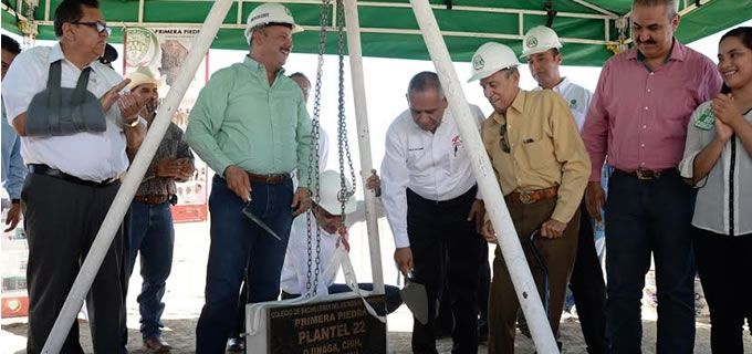 Coloca César Duarte primera piedra del Cobach 22 Ojinaga