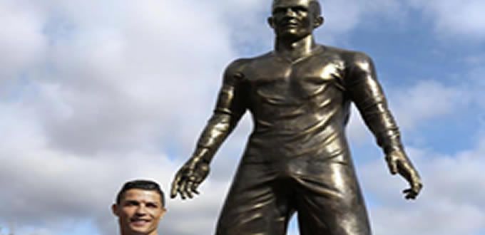 Estatua de Cristiano Ronaldo causa polémica por ´bulto´ en entrepierna