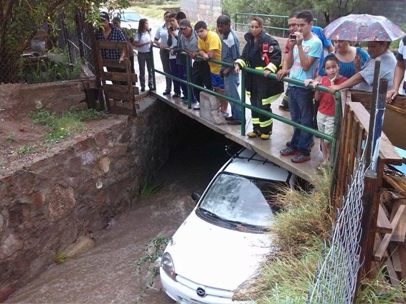 Arrastra corriente a adulto mayor